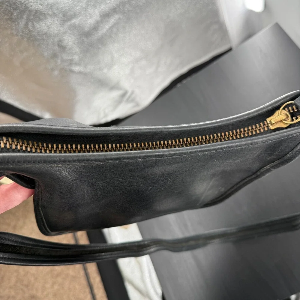 Vintage‎ Coach Janice Black Leather Crossbody USA Made 90s Brass - Picture 9 of 9